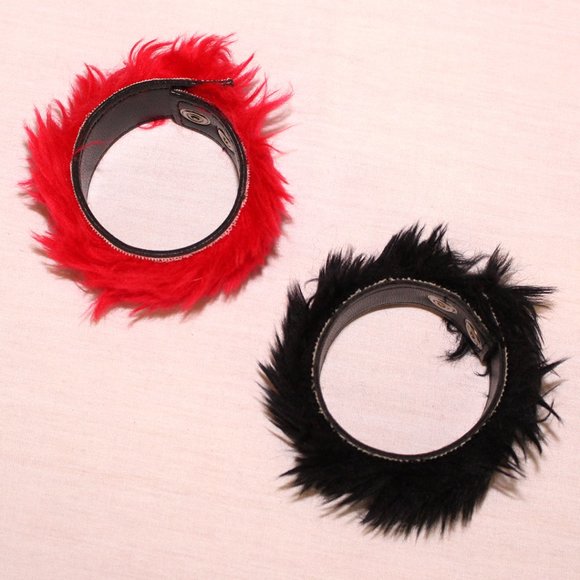 Set of red and black faux fur bracelets - Picture 2 of 5